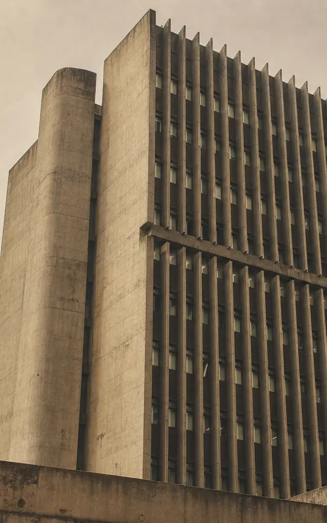 La Pyramide d'Abidjan, béton strié d'ailettes sous l'harmattan